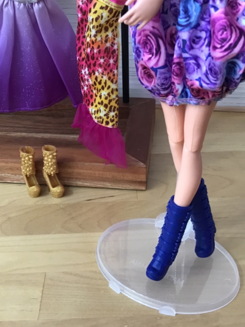 Barbie Fashionistas Raquelle Doll and Clothes - Picture 4 of 13